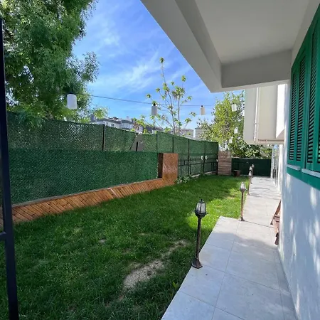 Yesil Panjurlu Bahceli Villa