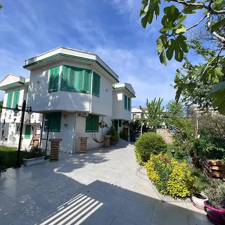 Yesil Panjurlu Bahceli Villa *