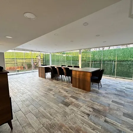 Yesil Panjurlu Bahceli Villa