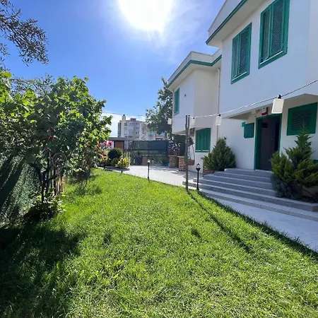 Villa Yesil Panjurlu Bahceli *