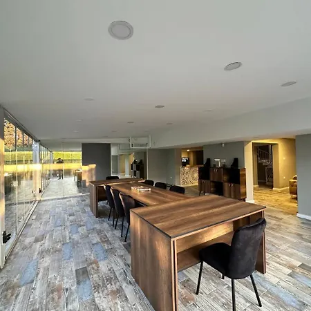 Yesil Panjurlu Bahceli