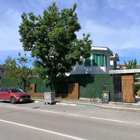 Villa Yesil Panjurlu Bahceli