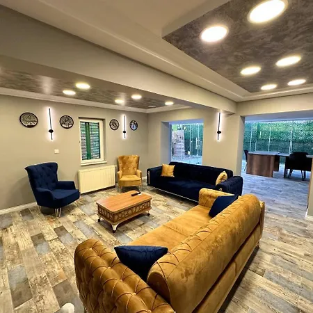 Villa Yesil Panjurlu Bahceli *