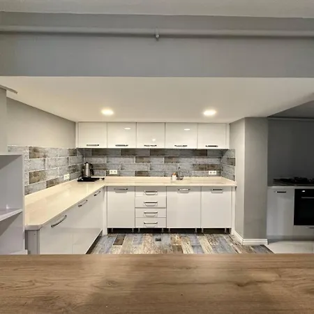 Yesil Panjurlu Bahceli Villa *