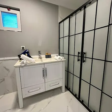 Yesil Panjurlu Bahceli