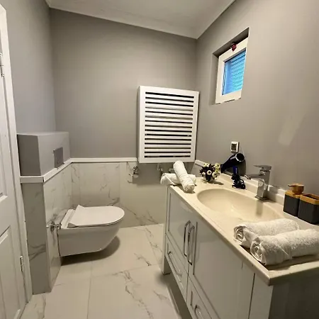 Yesil Panjurlu Bahceli Villa *