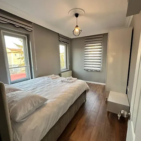 Yesil Panjurlu Bahceli