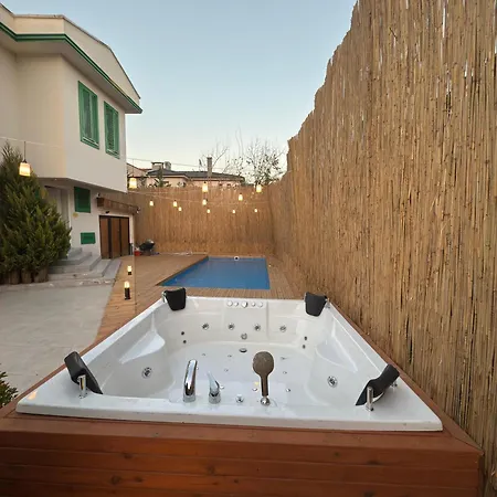 Yesil Panjurlu Bahceli