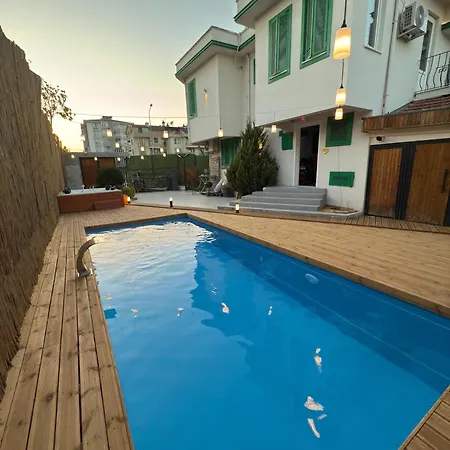 Yesil Panjurlu Bahceli *