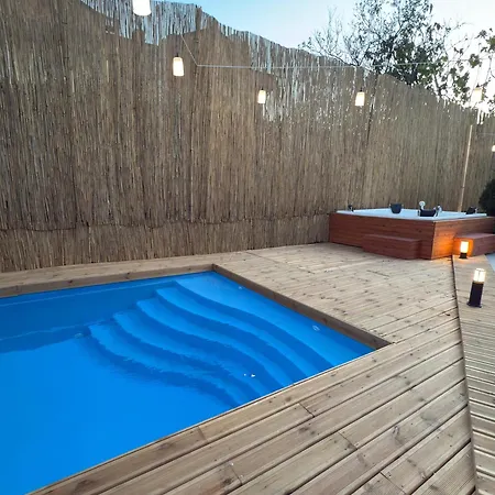 Yesil Panjurlu Bahceli